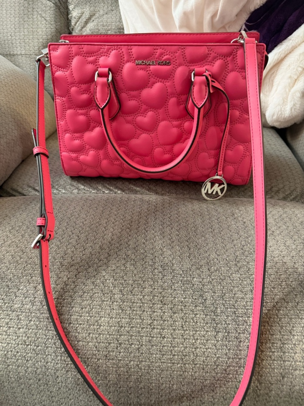 MICHAEL KORS Shelia Medium Heart Embroidered Satchel - Pink